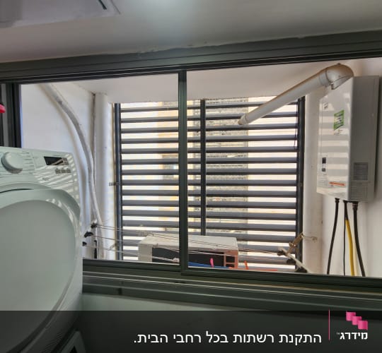 חלון אלומיניום עם תריסים אופקיים